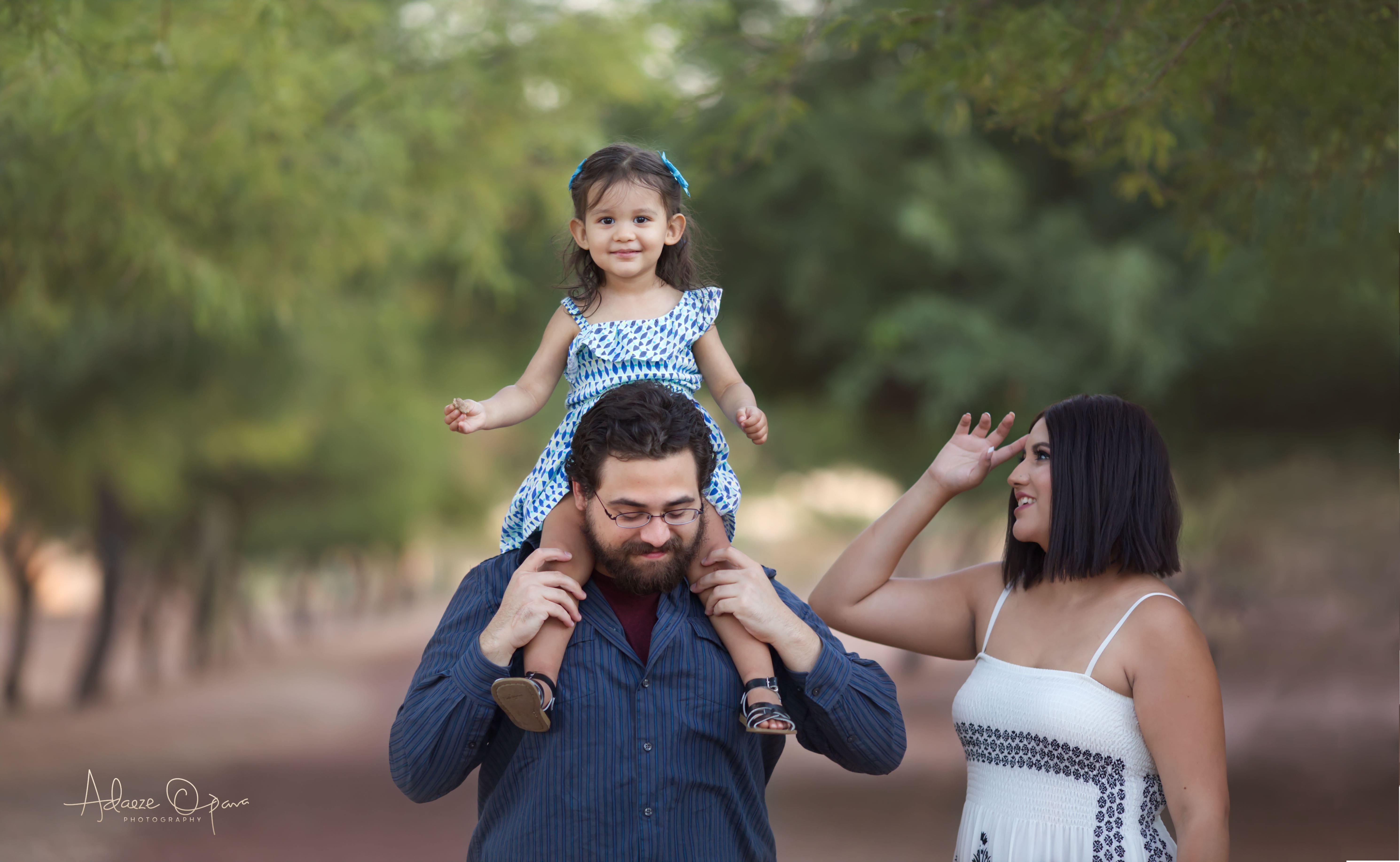 20 Best Spring Family Photoshoot Outfits to Try This Spring | Family  portrait outfits, Family photo outfits, Family photoshoot poses